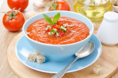 fesleğen ve croutons bir kase ile soğuk domates çorbası gaspaço