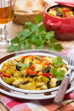 nohut, biber ve soğan ile lezzetli tavuk güveç