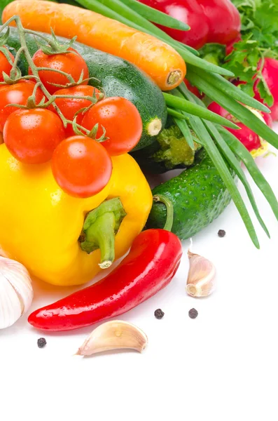 Surtido de verduras frescas de temporada aisladas con espacio para texto —  Fotos de Stock