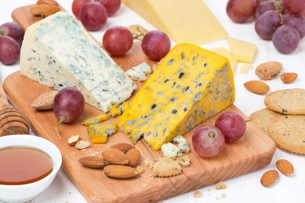 什锦的奶酪、 葡萄、 饼干、 蜂蜜和坚果 — 图库照片