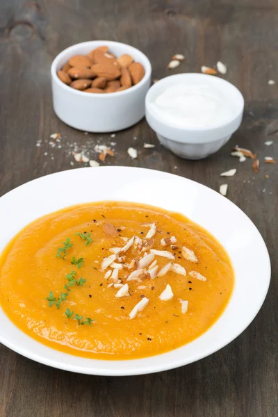 Sup wortel dengan almond dan selada air, vertikal — Stok Foto