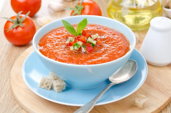 Koude tomaat soep gazpacho met basilicum en broodkapjes in een kom — Stockfoto