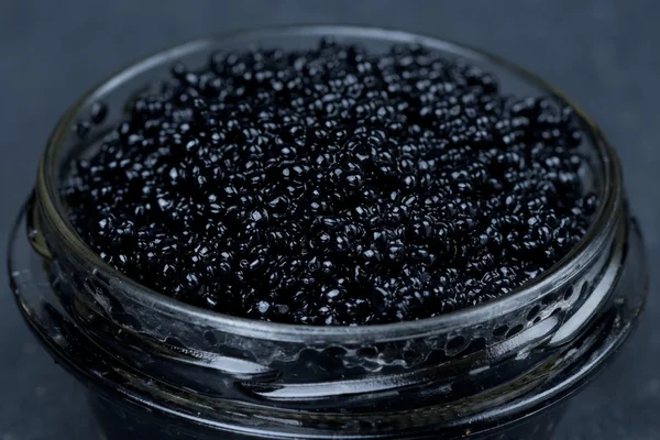 Frasco de vidro de caviar preto, foco seletivo, close-up — Fotografia de Stock