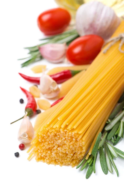 意大利面食、 香料、 西红柿和草药，孤立 — 图库照片