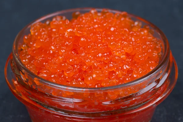 Frasco de vidro de caviar vermelho, close-up, foco seletivo — Fotografia de Stock