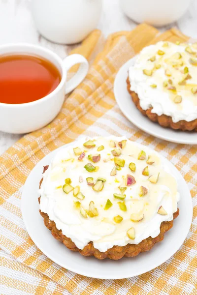 미니 당근 케이크 크림을 마스 카, 꿀 및 차 — 스톡 사진
