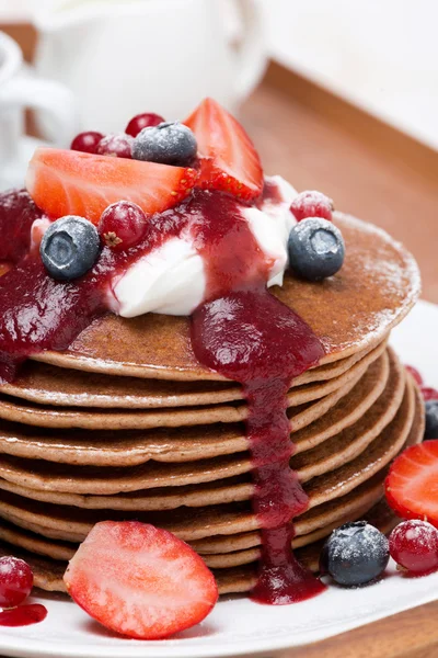 Pancakes with cream, fruit sauce and fresh berries — Stock Photo, Image