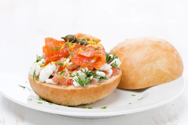 Sendvič se sýrem, rajčaty a lososa na talíři — Stock fotografie