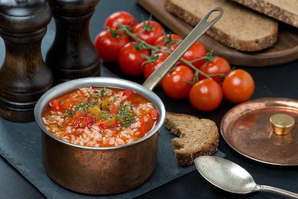 Pikante tomatensoep met rijst en groenten in een pan — Stockfoto