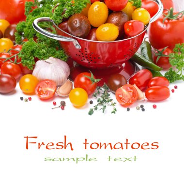 Muhtelif kiraz domates, sarımsak, baharatlar ve otlar, yakın çekim