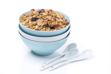 bir tabak ve kaşık, üzerinde beyaz izole granola