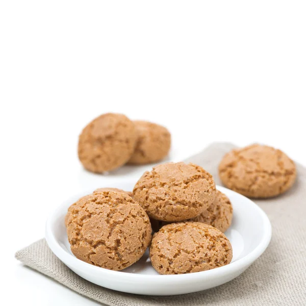 Biscoitos biscotti em uma tigela branca, isolado — Fotografia de Stock