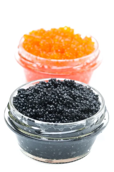Gros plan de caviar noir et rouge dans des bocaux en verre, isolé — Photo