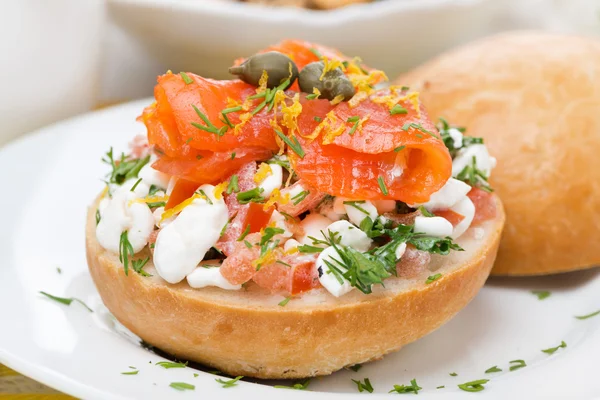 Pão com queijo cottage, ervas, tomate e salmão, close-up — Fotografia de Stock