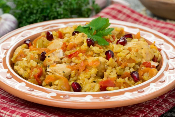 Pilaf with vegetables, chicken and pomegranate, close-up — Stock Photo, Image