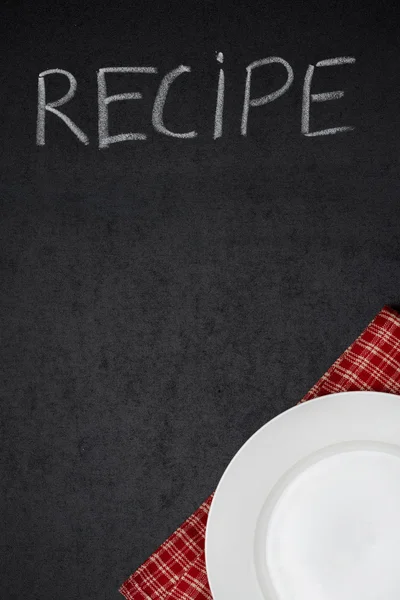 Recipe title is written in chalk on a blackboard and empty plate — Stock Photo, Image
