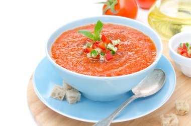 fesleğen ve croutons bir kase ile soğuk domates çorbası gaspaço