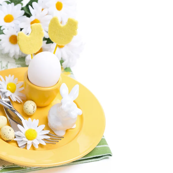 Mesa de Pascua festiva con huevo, conejo blanco y flores — Foto de Stock