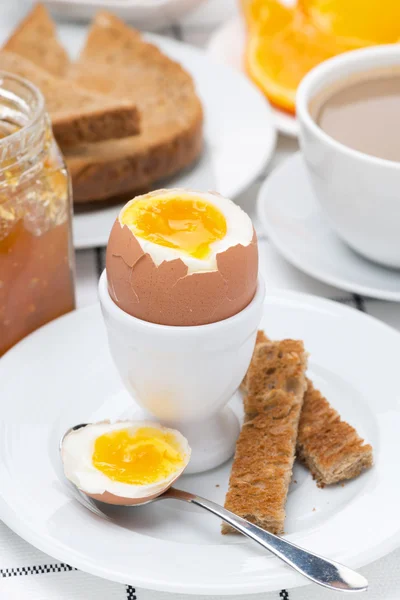 Desayuno fresco con huevos, tostadas y café —  Fotos de Stock