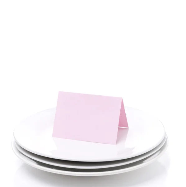 分離されたプレートにお祝いのためのピンクのカード — ストック写真