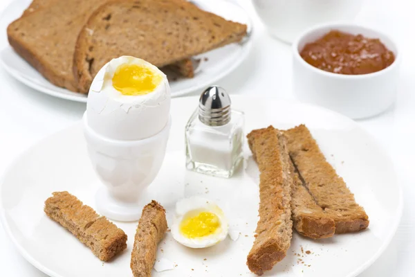 Yumuşak haşlanmış yumurta, tost ve kahvaltıda reçeli — Stok fotoğraf