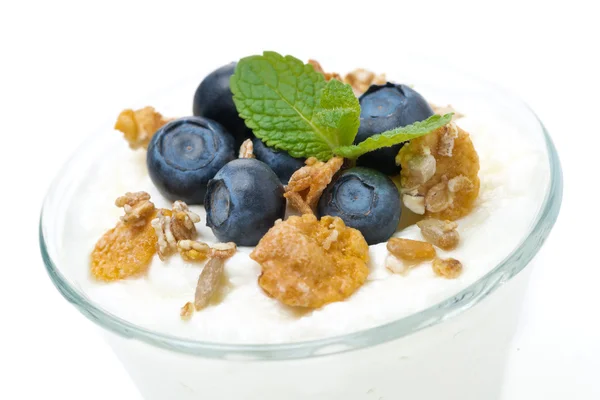 Yogurt with muesli and fresh blueberries in a glass, close-up — Stock Photo, Image