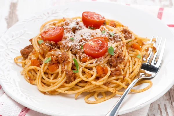 A plate of spaghetti bolognese, close-up — Stock Photo, Image