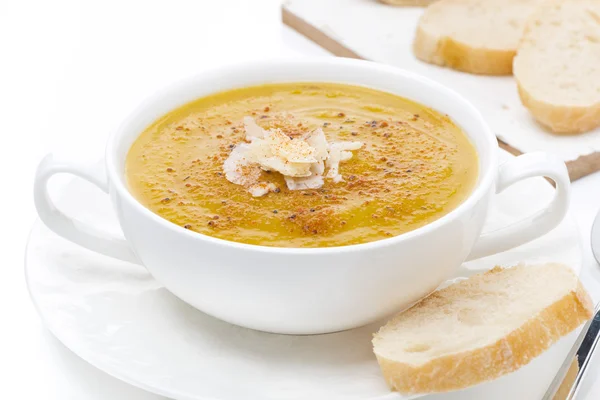 Sopa de crema de lentejas amarillas con pan, primer plano, aislado — Foto de Stock