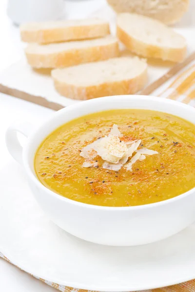 Cream soup of yellow lentils with vegetables, close-up — Stock Photo, Image