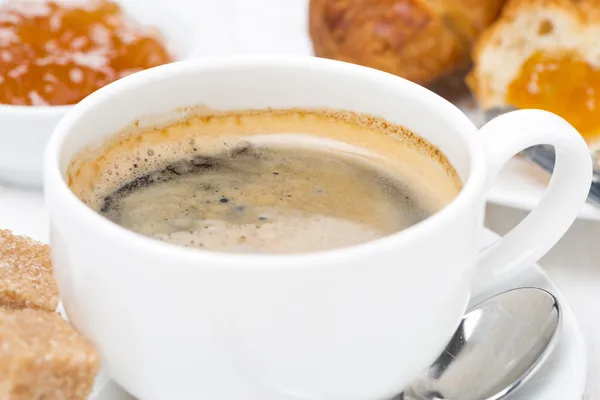 Tasse schwarzen Kaffee, frische Croissants und Marmelade, Nahaufnahme — Stockfoto