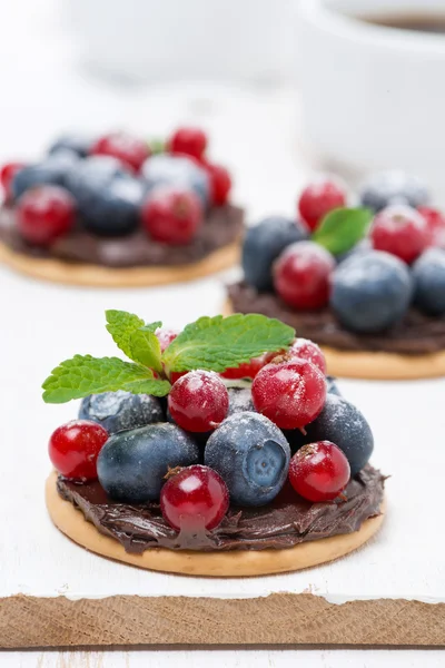 Mini cakes with chocolate cream and berries — Stock Photo, Image