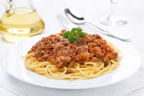 Porzione di spaghetti bolognese su un piatto — Foto Stock