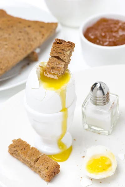 Měkké vařené vejce s toasty, marmeláda na snídani — Stock fotografie