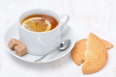 siyah çay limon ve beyaz tahta masada kurabiye