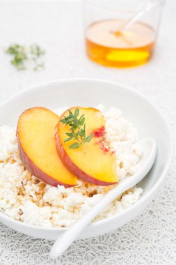 süzme peynir tatlım, fındık, taze şeftali ve kekik ile