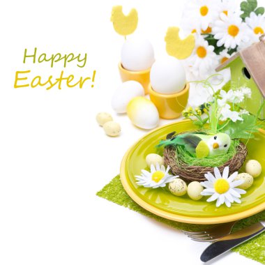 sofra şenlikli Paskalya yumurtaları ve çiçeklerle, izole