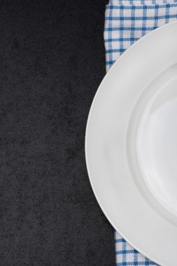 boş plaka peçete ve metin için siyah arka plan üzerine bir parçası