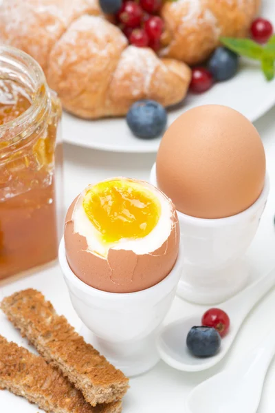 Kahvaltı yumurta, tost, kruvasan, taze meyveler, yakın çekim — Stok fotoğraf