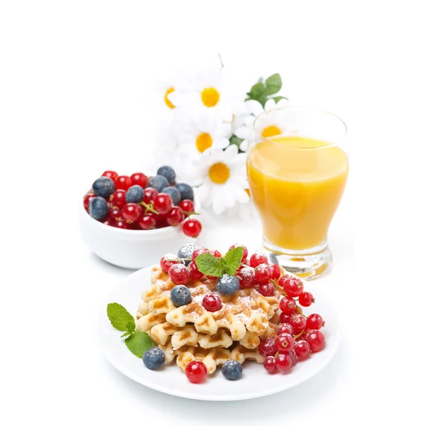 Свежий завтрак с вафлями, ягодами и апельсиновым соком, изолированный — стоковое фото