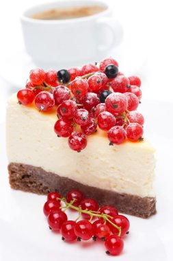 bir cheesecake ile kırmızı ve siyah kuş üzümü