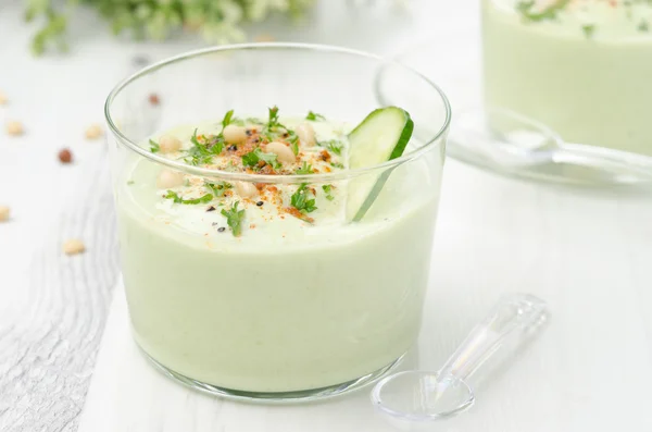 Zuppa fredda con avocado, cetriolo e yogurt in un bicchiere di vetro — Foto Stock
