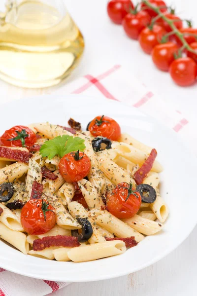 Pasta with sausage, cherry tomatoes and olives — Stock Photo, Image