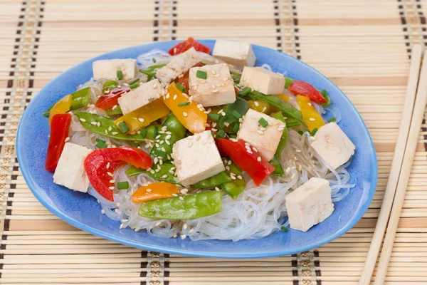 沙拉配米饭面条、 蔬菜和豆腐 — 图库照片