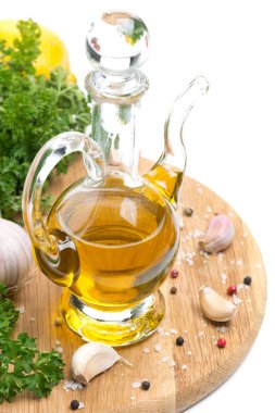 şişe zeytinyağı, sarımsak, baharat ve taze otlar