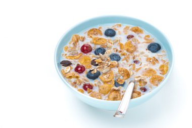 taze meyveleri ve izole bir kasede süt ile müsli