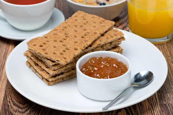 Deliziosa colazione - pane croccante con marmellata d'arancia — Foto Stock