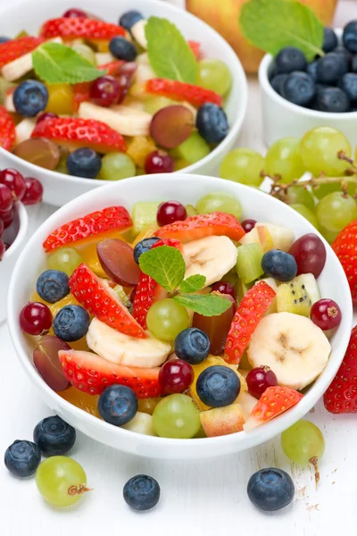 美味的水果和浆果的沙拉垂直 — 图库照片