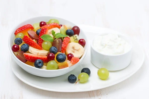 Salada de frutas e bagas frescas e creme — Fotografia de Stock