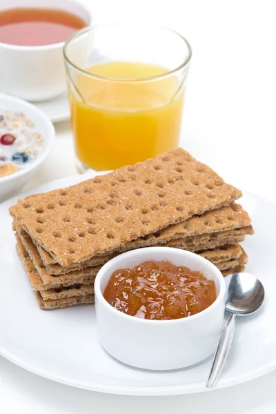 Vers ontbijt - knapperig brood met jam, sinaasappelsap, thee — Stockfoto