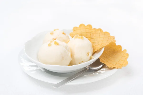 Helado de jengibre con leche derretida, gofres finos en un tazón —  Fotos de Stock